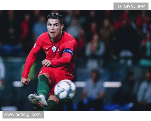 C罗在赛场上挥洒汗水,展现无与伦比的足球技艺与拼搏精神 C罗在赛场上挥洒汗水,展现无与伦比的足球技艺与拼搏精神