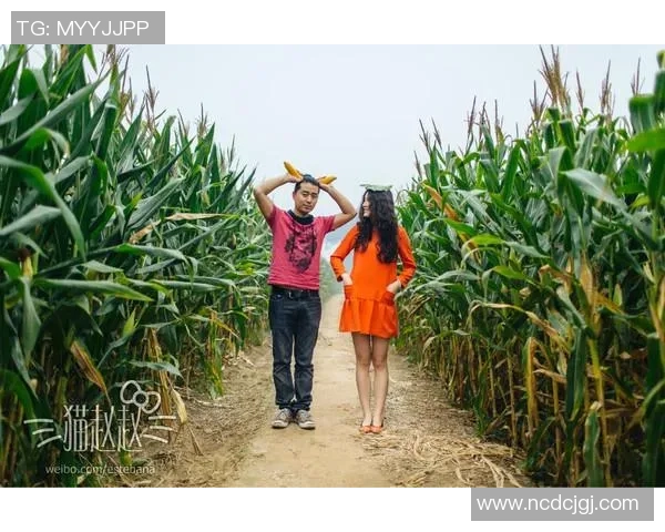 两位足球巨星并肩而行的背影彰显荣耀与默契的瞬间