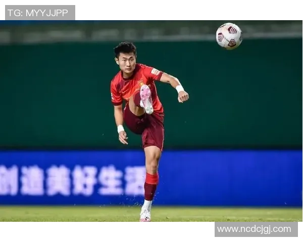 天赋异禀的足球少年如何从街头球场崭露头角迈向职业巅峰