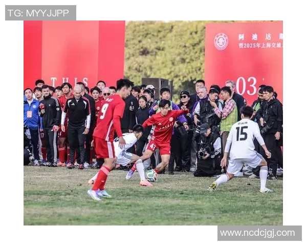 足球八大传奇球星同框合影精彩瞬间展现巅峰对决与永恒荣耀